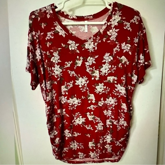 Red Floral Short Sleeve v-neck top with ruching - Picture 2 of 7